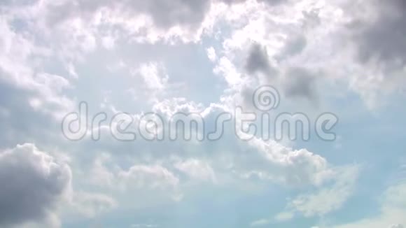 商人牵着手背景蓝云天的商务情侣视频的预览图