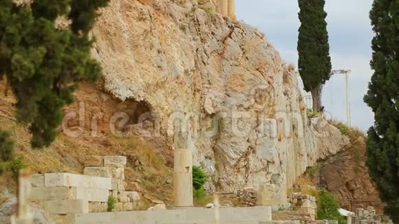 古老的岩石露头加固建筑古色古香的柱子视频的预览图