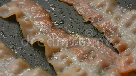 培根薄片用葵花籽油在热锅中炒不粘涂层视频的预览图