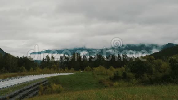 山脉覆盖着雾山口有驾驶汽车视频的预览图