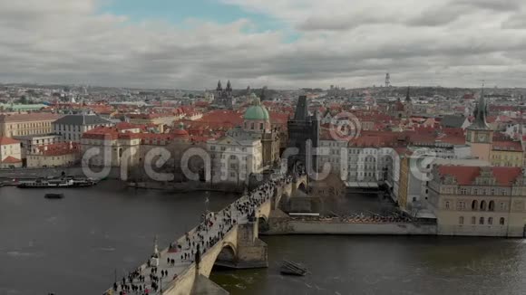 查理大桥的空中无人机镜头显示游客在捷克布拉格漫步视频的预览图