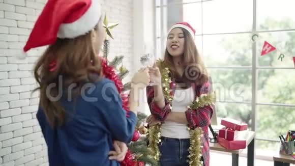 快乐的亚洲女人和她办公室的朋友一起庆祝圣诞聚会视频的预览图