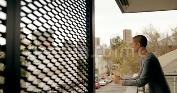 男子站在4k阳台喝咖啡视频的预览图