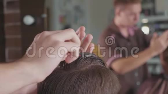 剪发前美发师用手梳理男性客户动作缓慢视频的预览图