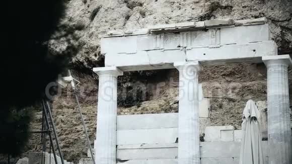 黑白拍摄的古柱拆除的柱廊恐怖片集视频的预览图