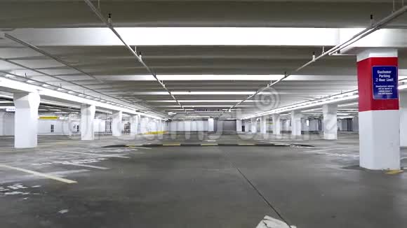 空的地下停车场视频的预览图