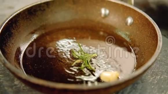 大蒜迷迭香油热菜油锅视频的预览图