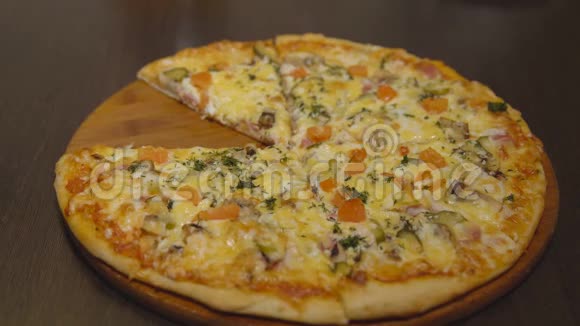 圆形木制托盘上的果汁芝士披萨视频的预览图
