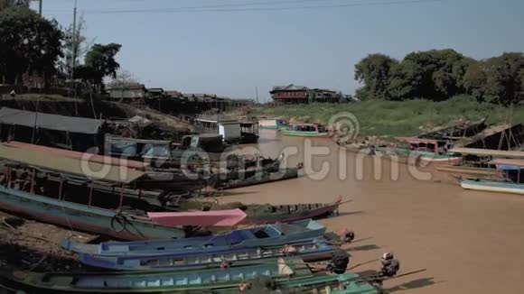 Drone飞越柬埔寨浮村潘邦TonleSap湖4k视频的预览图