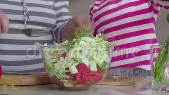 在蔬菜沙拉中倒入橄榄油用叉子混合4k视频的预览图