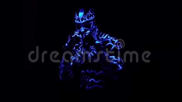 一个肌肉发达的黑人男子在一个拳击姿势的发光图案正在黑暗和缓慢的运动中战斗视频的预览图