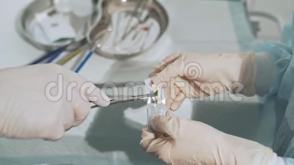 带无菌医疗器械的手术台助手给外科医生手术刀特写镜头视频的预览图
