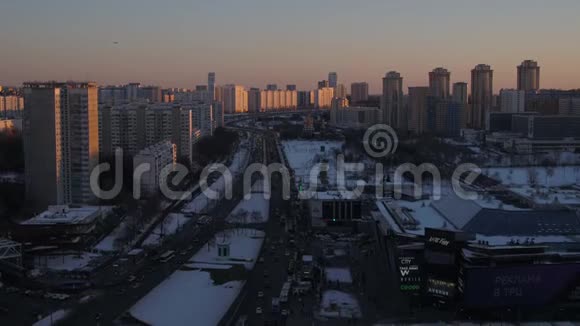 鸟瞰美丽的冰封冬日莫斯科市冰雪缭绕4k视频的预览图