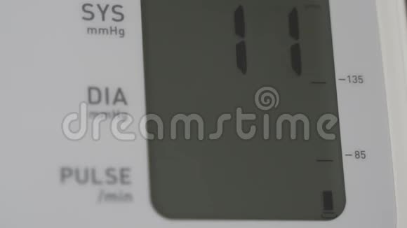 测量病人的血压光度计显示器的特写视频的预览图