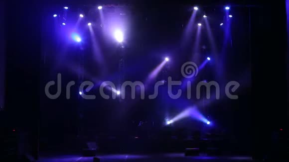 闪烁着蓝色的聚光灯用雾照亮了音乐会的舞台视频的预览图