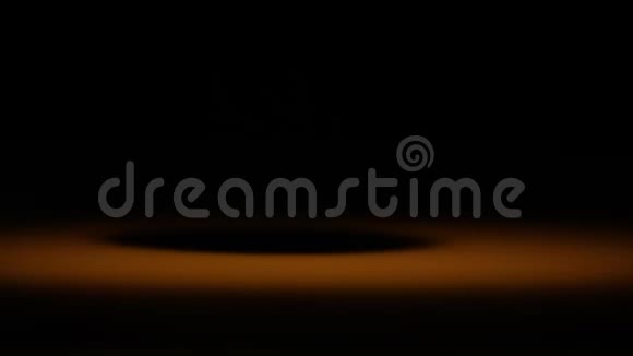 淡橙色光点落在水面上的石灰果实和溅起的雾云视频的预览图