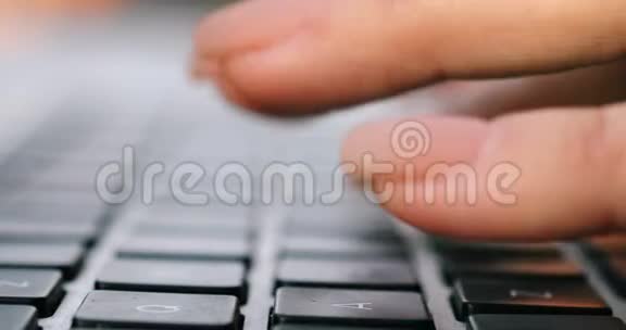 女人手在键盘上打字商务学生交流视频的预览图
