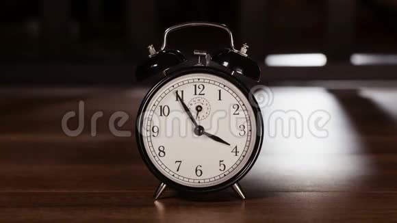 时光流逝的概念老式时钟显示快速移动的手视频的预览图