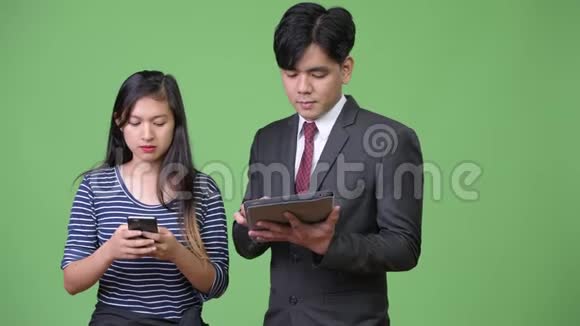 年轻英俊的亚洲商人和年轻的亚洲女人一起工作视频的预览图