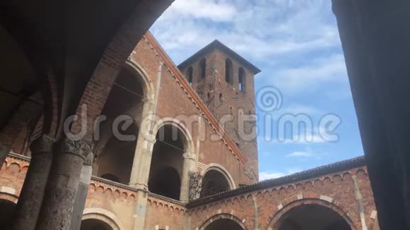圣安布罗吉奥大教堂的侧景视频的预览图