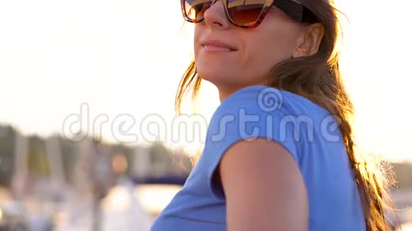 跟我来戴着太阳镜的快乐女孩拉着男人的手和很多游艇一起去码头视频的预览图