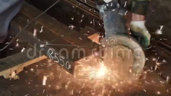 在金属电锯上近距离射击戴防护手套的建筑工人切割金属横梁火花飞向视频的预览图