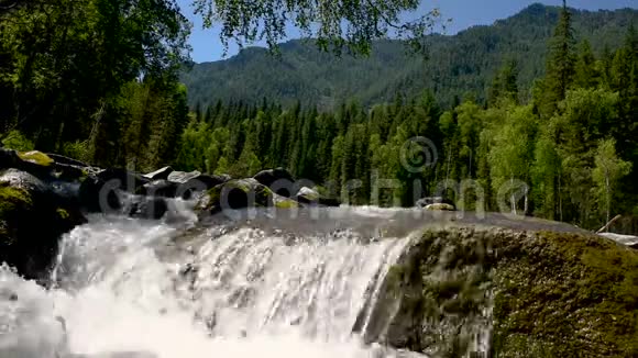 一股水流穿过山河中的一块大石头视频的预览图