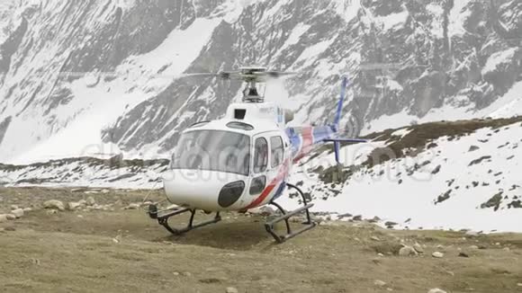 救援直升机准备疏散登山者视频的预览图
