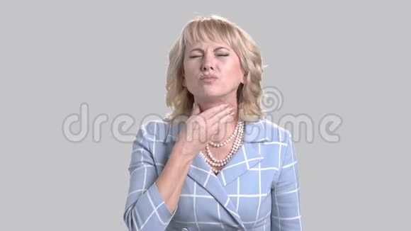 成熟的女人感到喉咙疼痛视频的预览图
