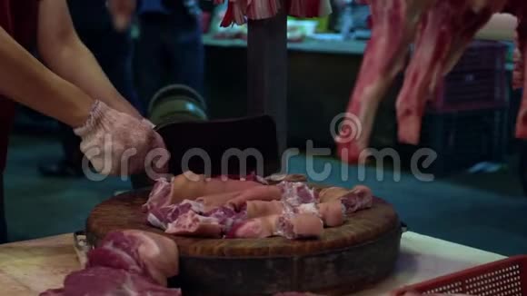 摆摊小贩用刀在木板上切块猪肉动作缓慢视频的预览图