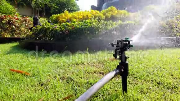 用于花园花草浇水的泉水系统4k视频的预览图