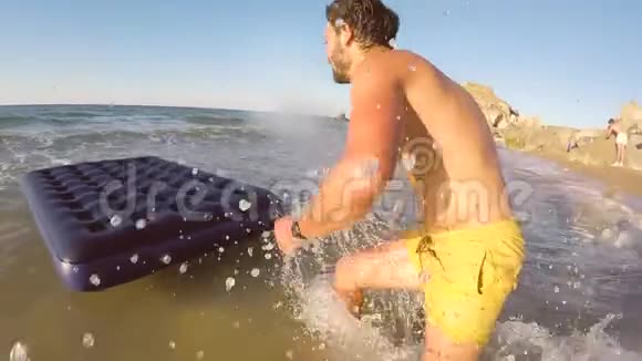 有趣的年轻冲浪男子跳在充气床垫在海上海滩慢动作高清1920x1080克里米亚俄罗斯视频的预览图