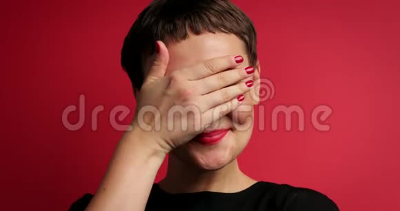 女人闭上眼睛一只手等待礼物视频的预览图