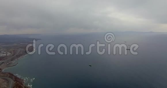 多云间阴天可鸟瞰帕特洛克勒斯湾视频的预览图