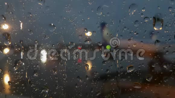 机场透过飞机的窗户下雨了视频的预览图