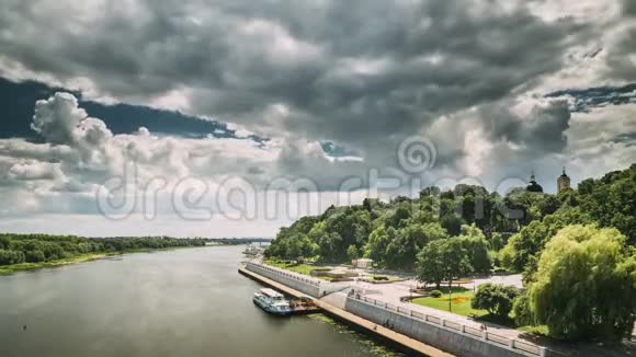 戈梅尔白俄罗斯索日河的顶级景观浮动旅游船游船和夏季晴天视频的预览图