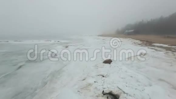 在寒冷的冬日雾蒙蒙的海面上飞翔视频的预览图