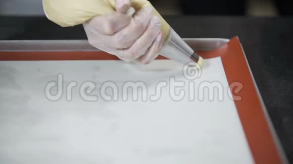 用烹饪袋把麦角面团放在托盘上厨师烹饪小食视频的预览图