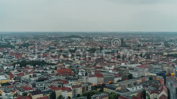 黄昏时分从37楼俯瞰柏林全景从亚历山大广场向柏林西南方向行驶视频的预览图