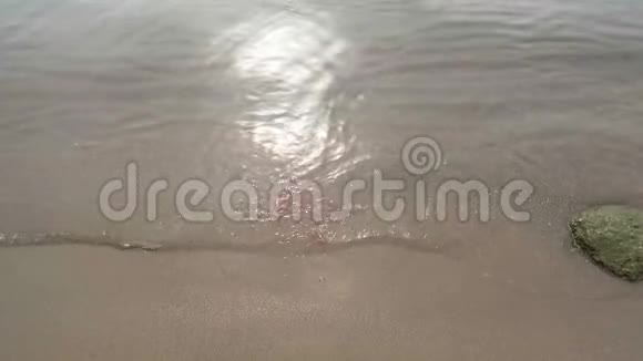 热带海滩海浪中的塑料袋特写视频的预览图
