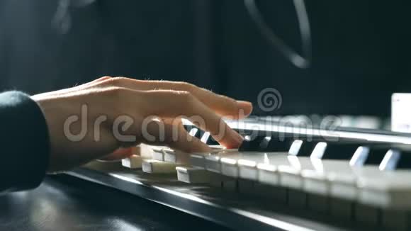 用钢琴键关闭钢琴家的手指男人的手臂独奏音乐或新旋律男性音乐家的手视频的预览图