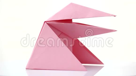 粉红色折纸青蛙分离在白色上视频的预览图