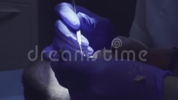 牙医给病人戴上牙齿东西视频的预览图