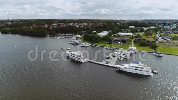 在一个大湖码头停泊的大型船只的美丽景色视频的预览图