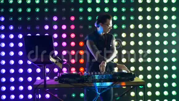 才华横溢的DJ在夜总会演奏音乐视频的预览图
