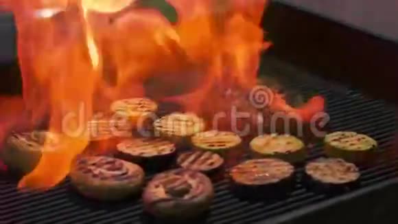 烤架上有火焰牛排视频的预览图