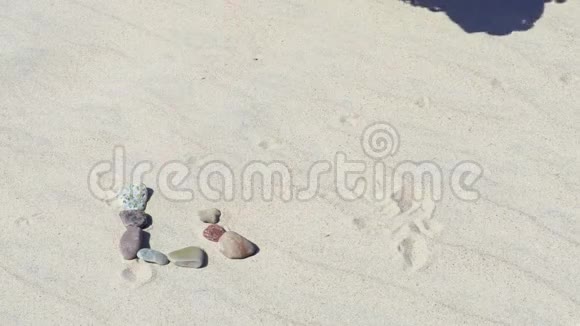 女人把石头上的信放在沙滩上视频的预览图
