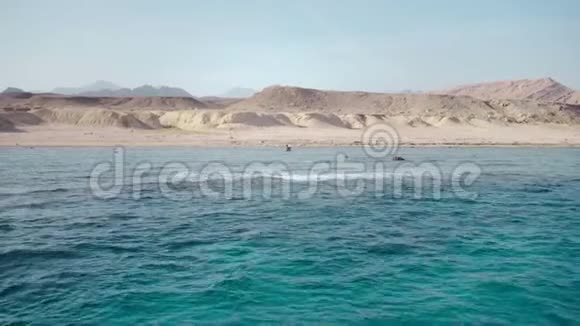 清澈清澈的红海深水和荒岛的海岸全景视频的预览图