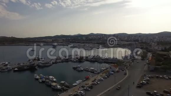 飞越拉维里奥码头和港口游艇帆船游船视频的预览图