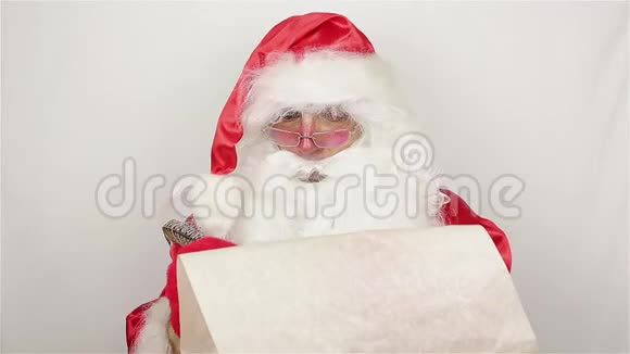 圣诞老人正在写一份礼物清单视频的预览图